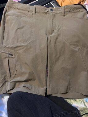 Patagonia Olive Tan Cargo Shorts for women size 10 almost new
